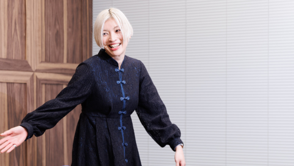 「こんな感じで」と、授業中の様子を再現してくれた佐久間先生。