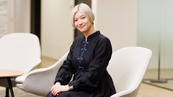 お召し物も素敵で、アーティスティックな雰囲気をビシバシ感じます。